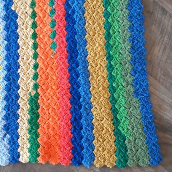 Beautiful hand crocheted vintage lap quilt or small blanket 30" X 22" - Picture 5 of 5